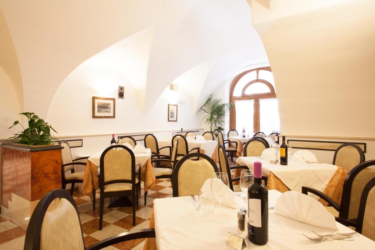 Hotel Portici - Romantik & Wellness Riva del Garda Ngoại thất bức ảnh