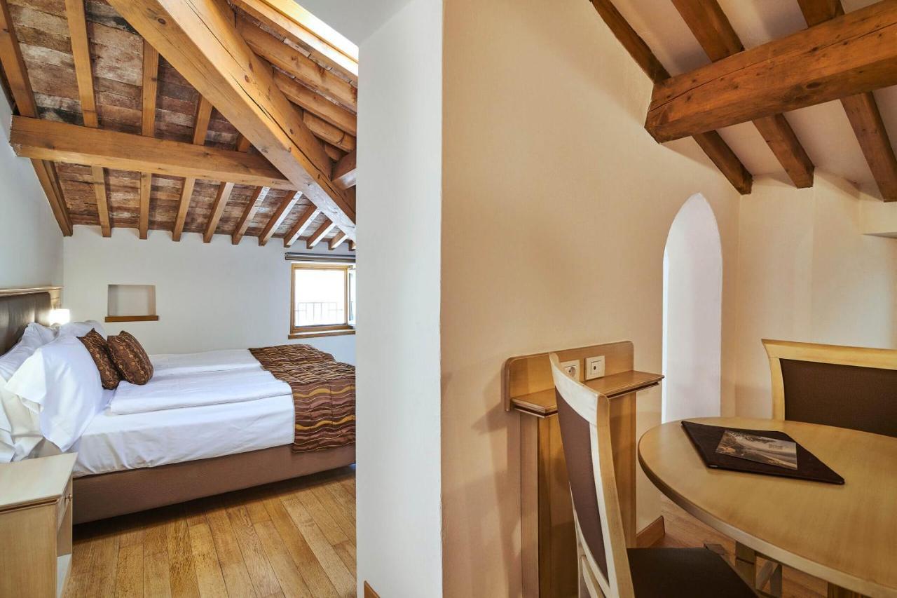 Hotel Portici - Romantik & Wellness Riva del Garda Ngoại thất bức ảnh
