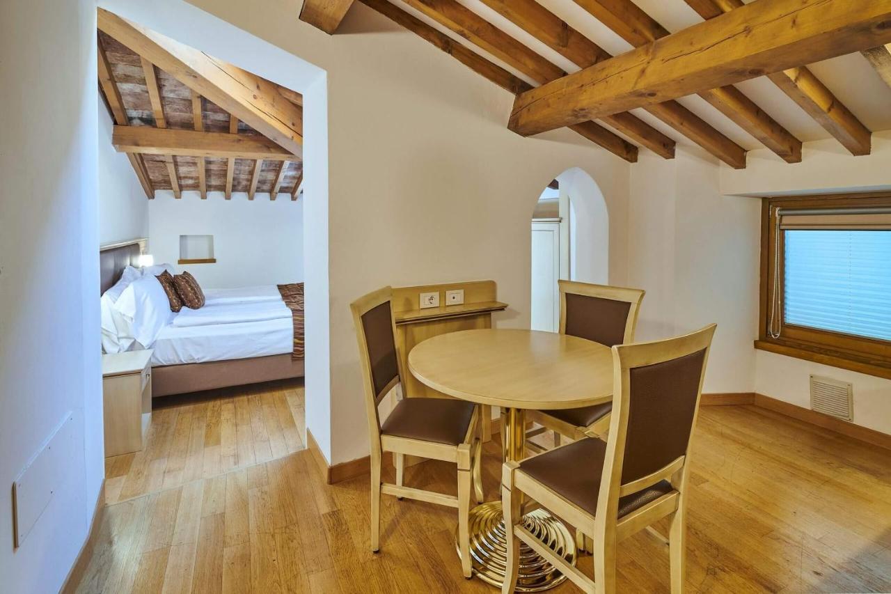 Hotel Portici - Romantik & Wellness Riva del Garda Ngoại thất bức ảnh