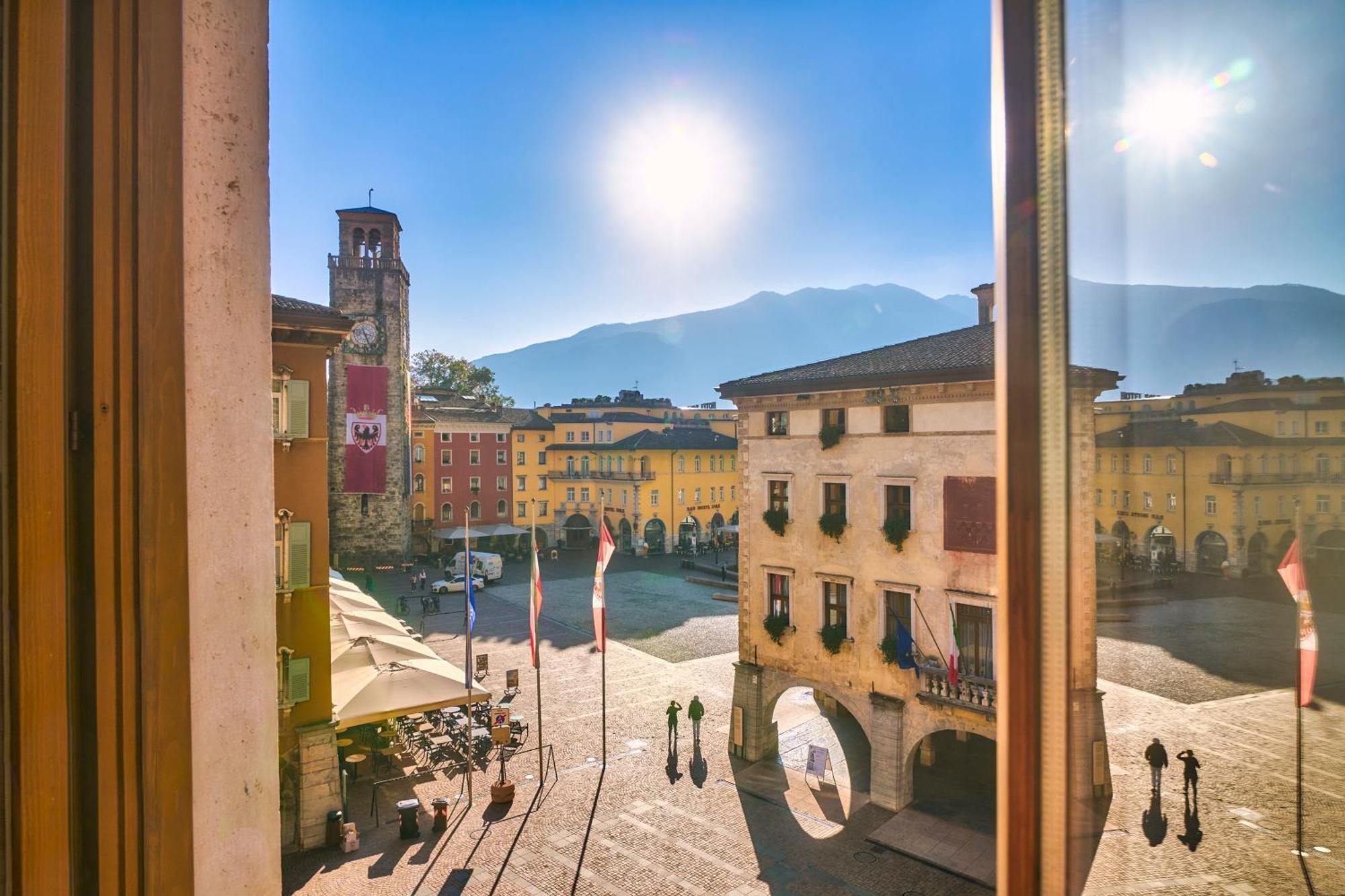 Hotel Portici - Romantik & Wellness Riva del Garda Ngoại thất bức ảnh