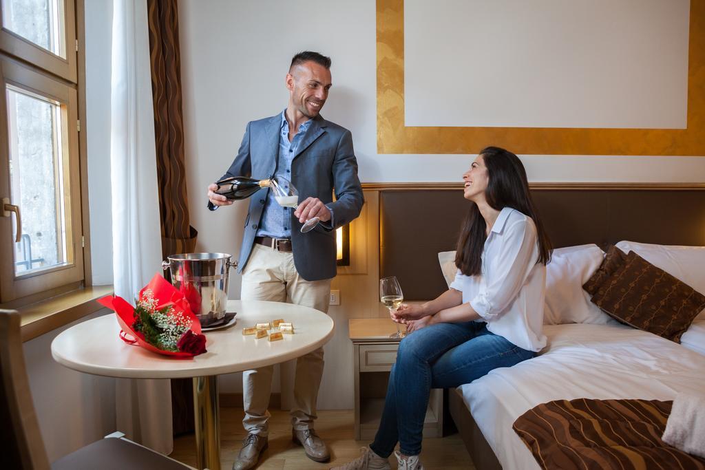 Hotel Portici - Romantik & Wellness Riva del Garda Ngoại thất bức ảnh