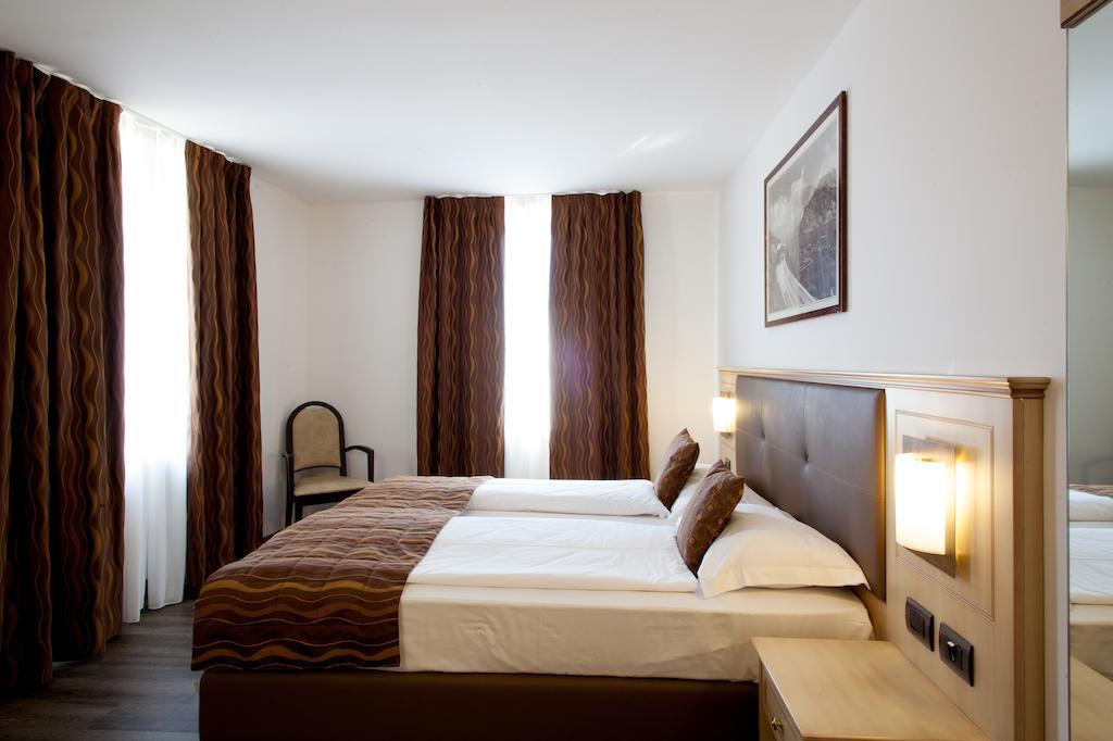 Hotel Portici - Romantik & Wellness Riva del Garda Ngoại thất bức ảnh