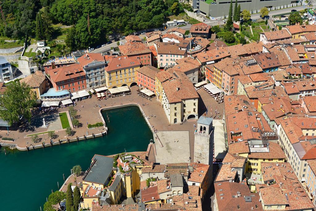 Hotel Portici - Romantik & Wellness Riva del Garda Ngoại thất bức ảnh